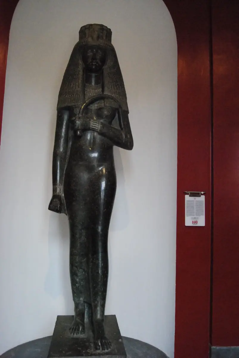 Estatua de la Reina Tuya